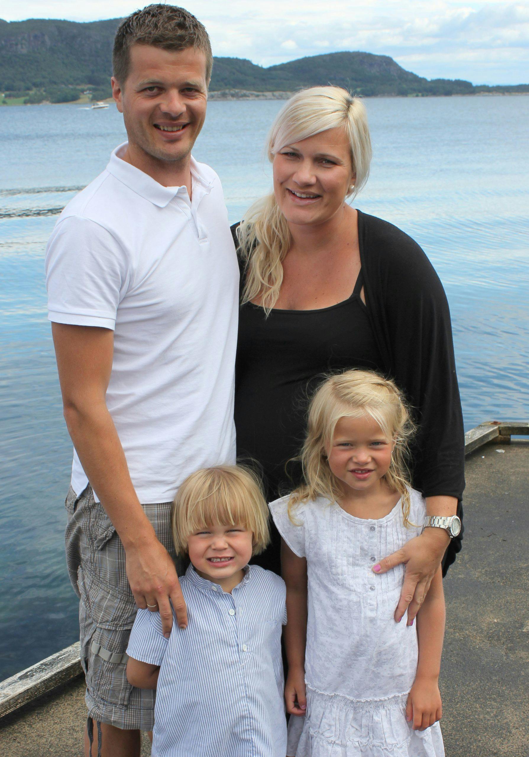 Finalekandidat fra Haugesund.
Hvem: Siv Therese Josephsen (31) og Yngve Josephsen (34),Johanna (6), Eliah (3,5) og en liten jentebaby i magen som ventes om noen uker.
Hvor: Bor i et h... Finalekandidat fra Haugesund.
Hvem: Siv Therese Josephsen (31) og Yngve Josephsen (34),Johanna (6), Eliah (3,5) og en liten jentebaby i magen som ventes om noen uker.
Hvor: Bor i et h...